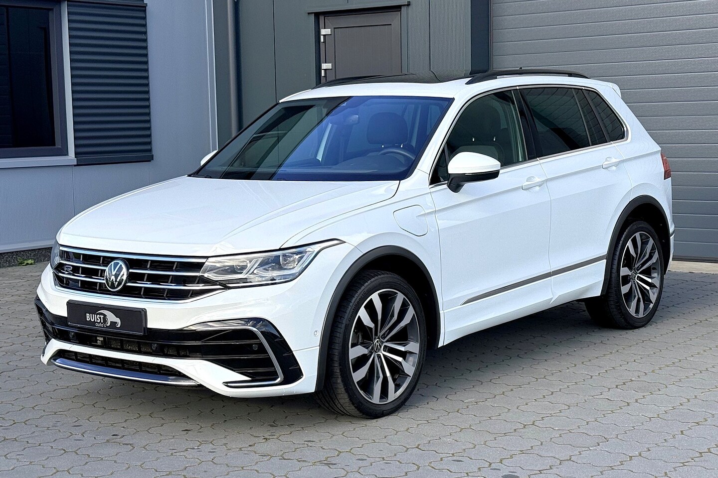 Volkswagen Tiguan - 1.4 TSI eHybrid R-Line 245pk PANO TREKHAAK 20" IQ LIGHT KEYLESS - AutoWereld.nl
