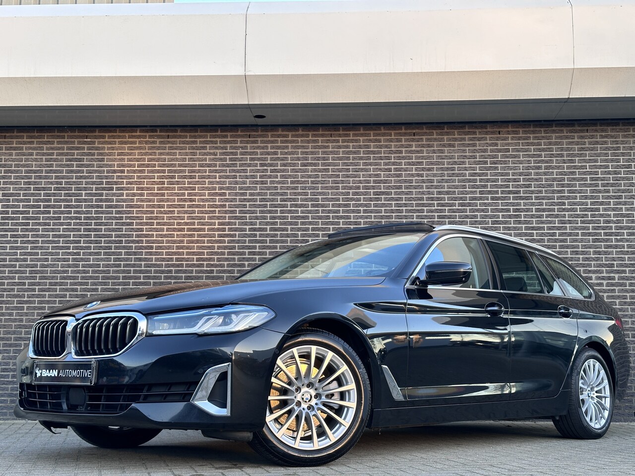 BMW 5-serie Touring - 520d High Executive | Panoramadak | Luxury line | 360 Camera | Head-up Display - AutoWereld.nl