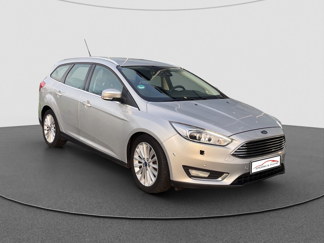 Ford Focus Wagon - 1.5 TDCI Titanium Edition Nw. APK | Leder | Navi | D.hoek | Trekhaak - AutoWereld.nl