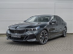 BMW 5-serie - 530e M Sport Automaat / Panoramadak / Adaptieve LED / Parking Assistant Plus / M Sportonde