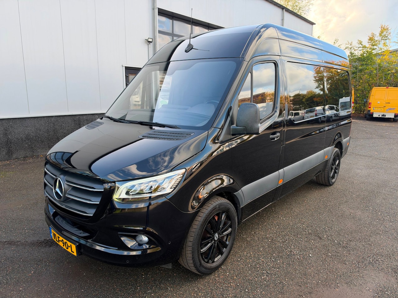 Mercedes-Benz Sprinter - 317 CDI 170PK L2H2 RWD Led / Navigatie / Camera - AutoWereld.nl