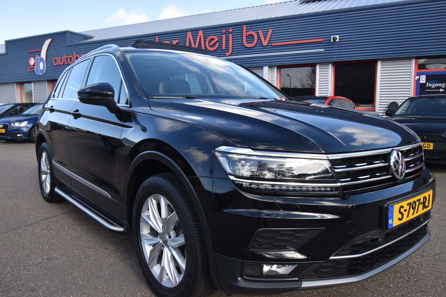 Volkswagen Tiguan - 2.0 TSI 4Motion Highline Business R 2.0 TSI 4Motion Highline Business R , VIRTUAL COCKPIT , PANODAK , TREKHAAK , LED KOPL , A - AutoWereld.nl