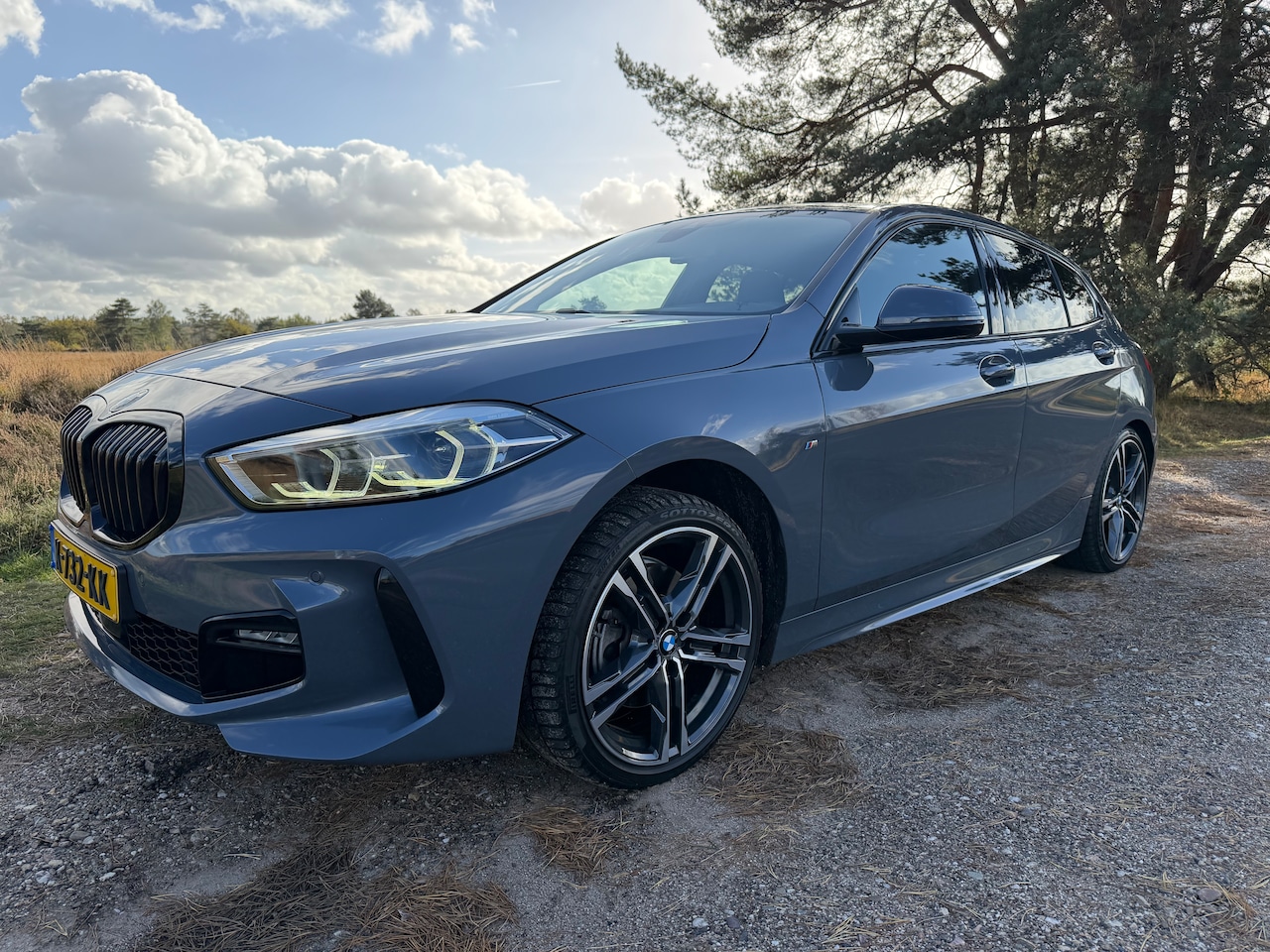 BMW 1-serie - 118i Executive Edition Automaat M-sport Storm Bay Metallic, Panoramdak en trekhaak - AutoWereld.nl
