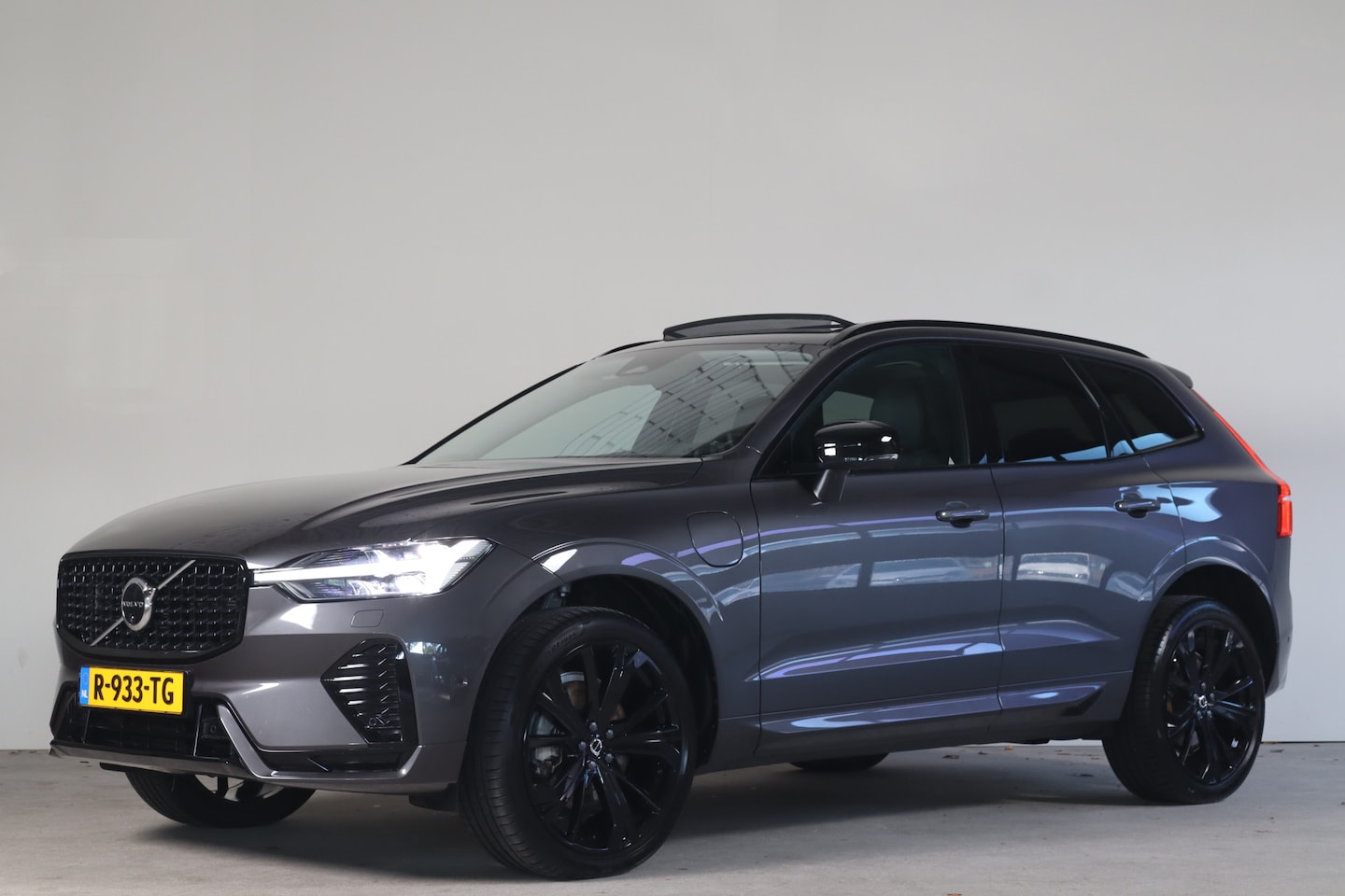 Volvo XC60 - 2.0 T8 Plug-in hybrid AWD R-Design - NL Auto!! Luchtvering I Harman Kardon I Pano - AutoWereld.nl