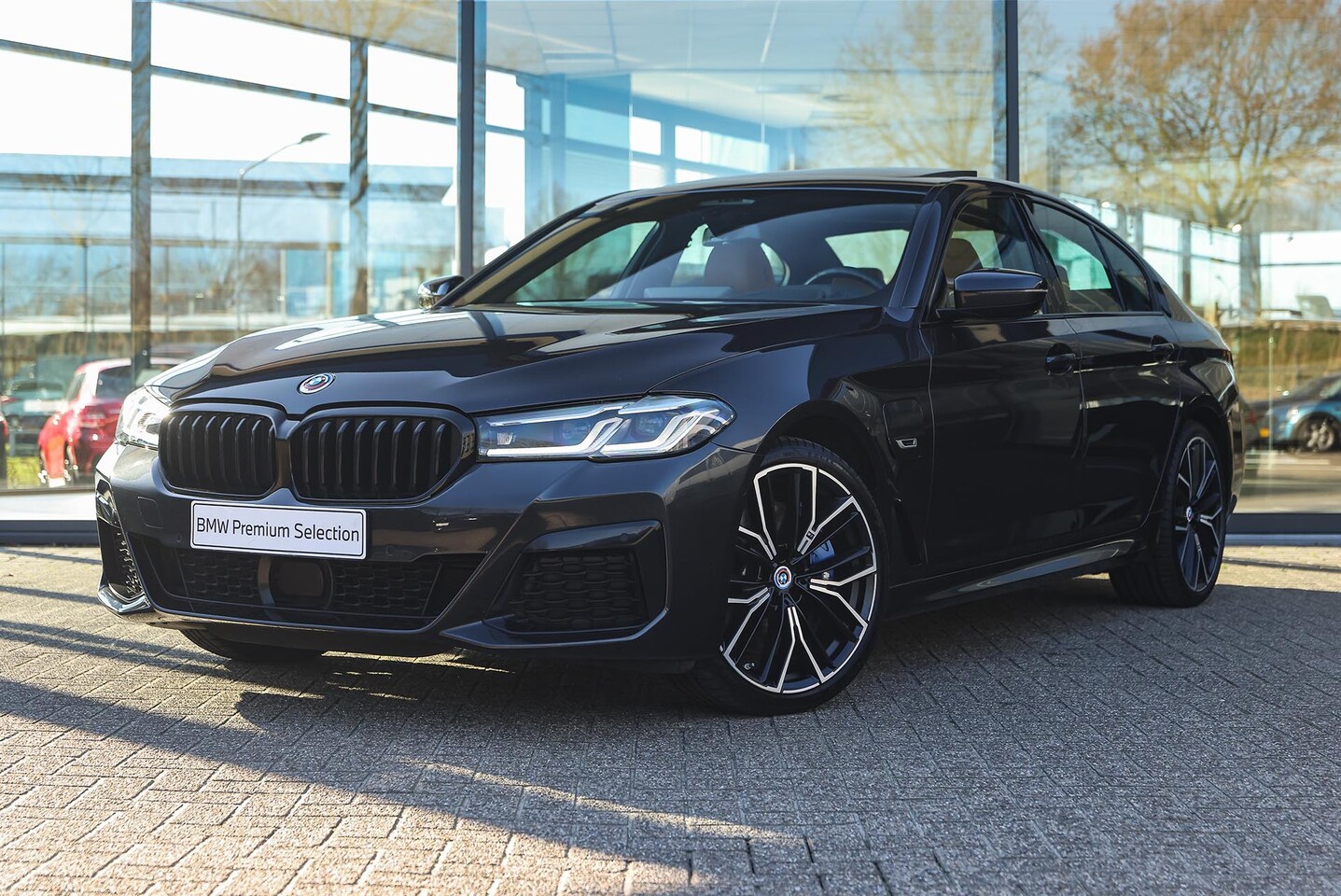 BMW 5-serie - 545e xDrive M Sport Automaat / Sportstoelen / Achteruitrijcamera / Comfort Access / Stuurv - AutoWereld.nl