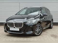 BMW 2-serie Active Tourer - 225e xDrive M Sport Automaat / Panoramadak / Sportstoelen / Achteruitrijcamera / M Adaptie