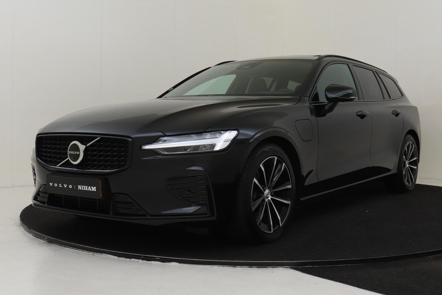 Volvo V60 - T8 PLUG-IN HYBRID AWD PLUS DARK -PANO.DAK|HARMAN/KARDON|360°CAM|HEAD-UP DISP.|PRIVACY.GLAS - AutoWereld.nl