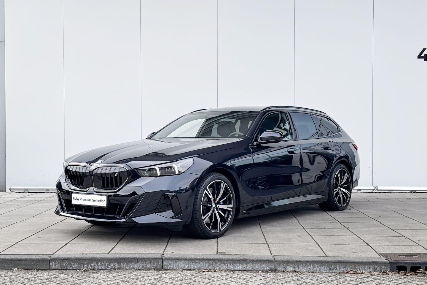 BMW i5 Touring - eDrive40 M Sport Edition Glazendak | 20 inch | Driving Assistant | 360 Camera | Huisselect - AutoWereld.nl