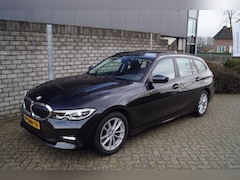 BMW 3-serie Touring - 318i Business Edition Autom 156PK 4 Cilinder Panodak Navi Camera Clima Stoelverw 2x PDC LM