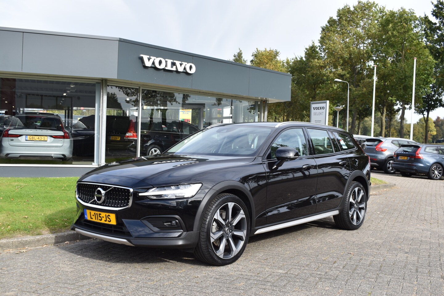 Volvo V60 Cross Country - B5 AWD 265PK Automaat Pro | Trekhaak | ACC | Blis | Camera | Styling kit | 20"LMV | - AutoWereld.nl
