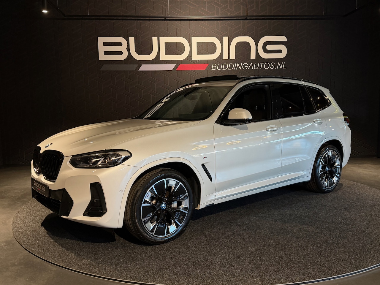 BMW iX3 - High Executive 80 kWh | M-sport | Pano | Trekhaak - AutoWereld.nl