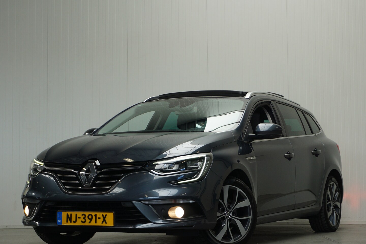 Renault Mégane Estate - 1.2 TCe Bose 130 PK! NL AUTO! PANO HEAD UP. BOSE G. NAVI CLIMA CAMERA PDC TREKHAAK etc. - AutoWereld.nl