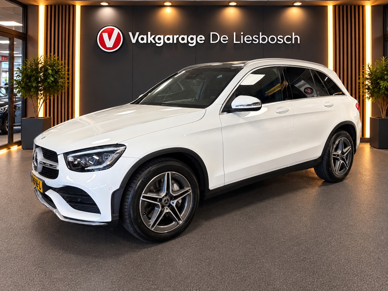 Mercedes-Benz GLC-klasse - 200 4MATIC Premium Plus / AMG / pano / navi / camera / sfeer verlichting - AutoWereld.nl