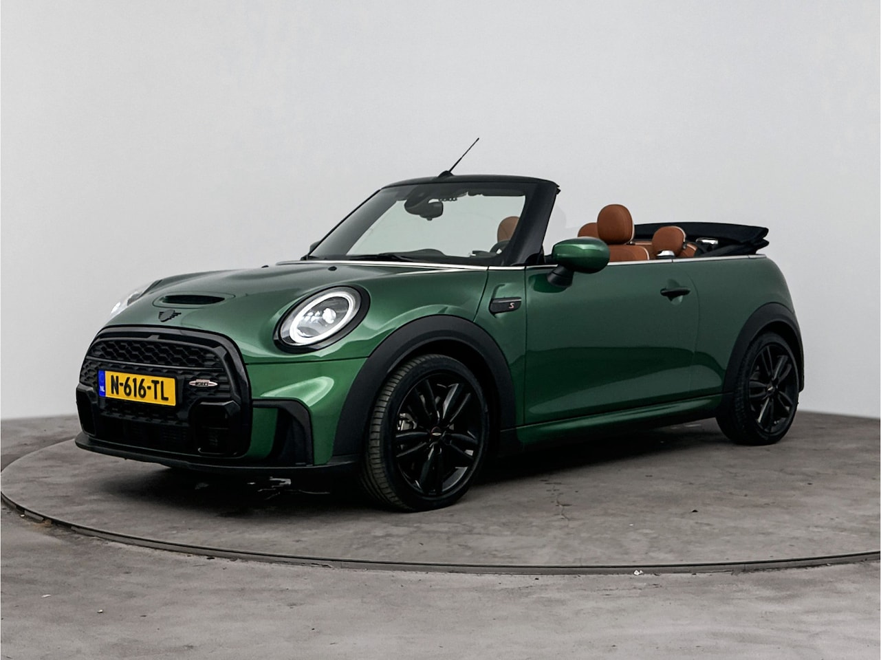 MINI Cabrio - Cooper S John Cooper Works Automaat / Sportstoelen / LED / Comfort Access / Stuurverwarmin - AutoWereld.nl