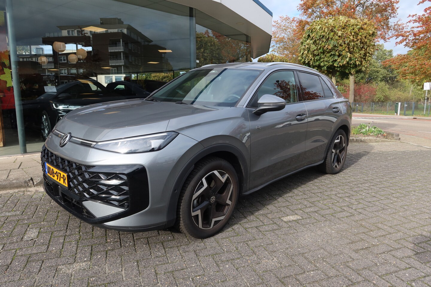 Volkswagen T-Roc - 1.5 eTsi 150PK R-Line First Edition Automaat I All-Season - AutoWereld.nl