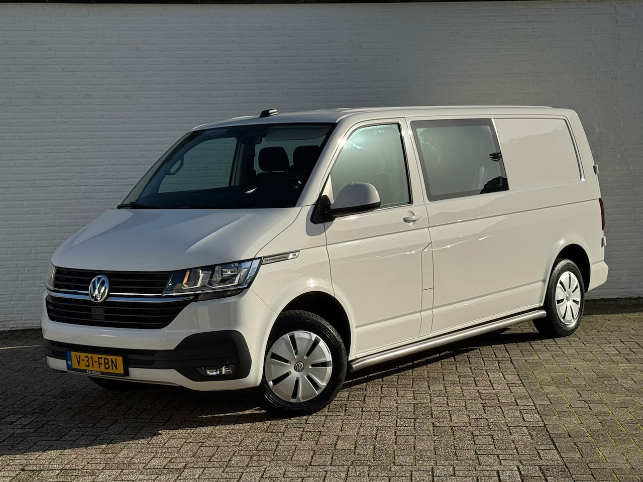 Volkswagen Transporter - 2.0 TDI L2H1 30 DC Highline Navi Airco Cruise Control Trekhaak Carplay All-Season Lat om L - AutoWereld.nl