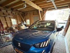 Peugeot e-2008 - EV GT 50 kWh Panorama Dak | Camera | Parkeersensoren Rondom | Leder/Stof | Digitaal Dashbo