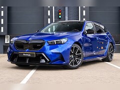 BMW 5-serie Touring - (g61) M5 728pk xDrive | Marina Bay Blue | Bowers & Wilkins | Carbon | Trekhaak | M Drive P