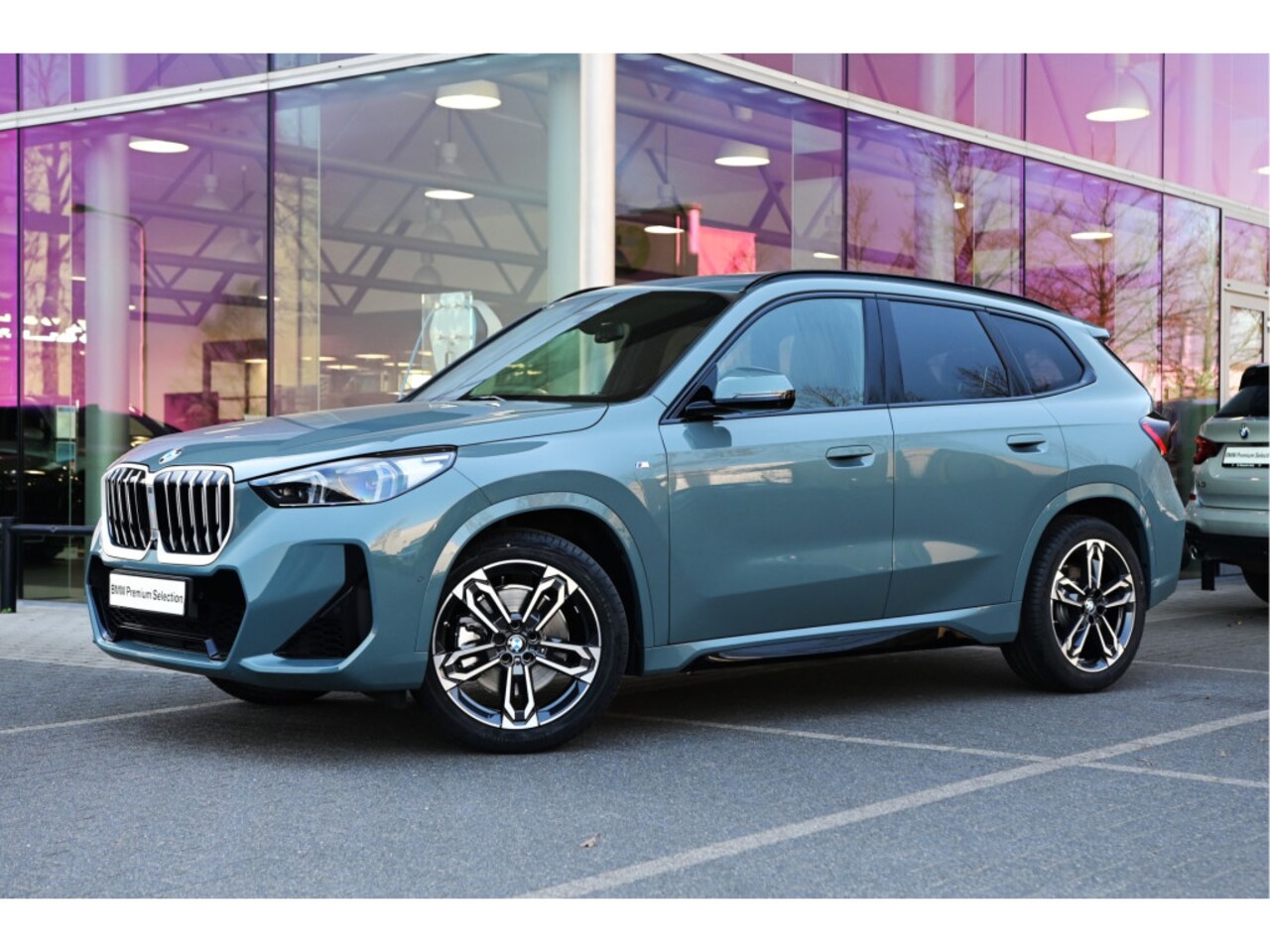 BMW X1 - xDrive23i M Sport Automaat / Panoramadak / Trekhaak / Sportstoelen / Head-Up / M Adaptief - AutoWereld.nl