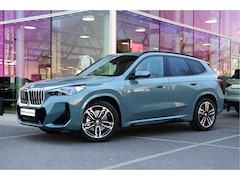 BMW X1 - xDrive23i M Sport Automaat / Panoramadak / Trekhaak / Sportstoelen / Head-Up / M Adaptief