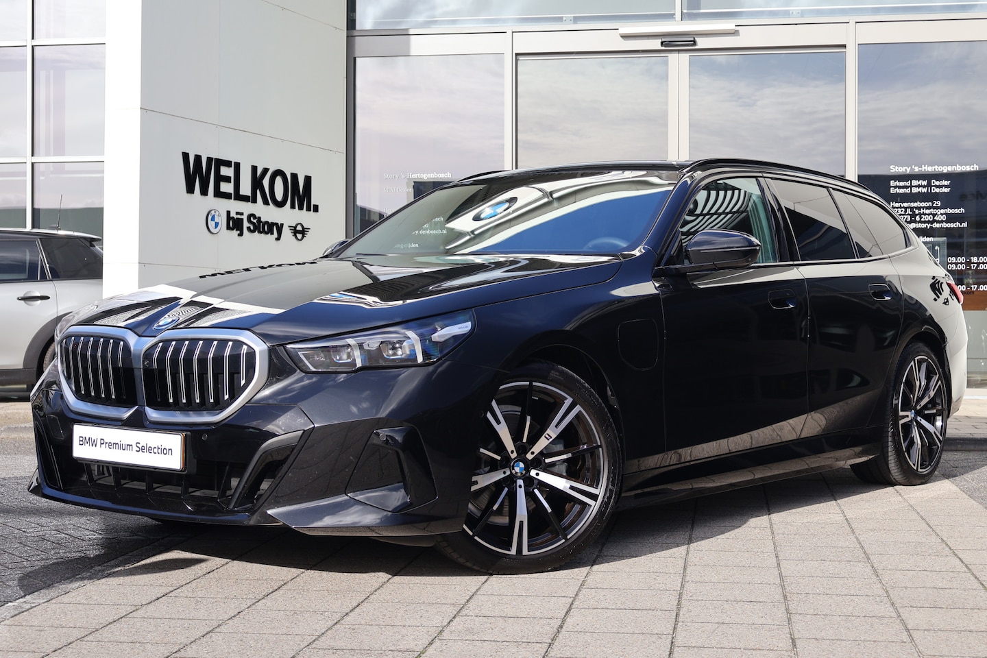 BMW 5-serie Touring - 530e M Sport Automaat / Trekhaak / Harman Kardon / Adaptieve LED / Stoelverwarming / Parki - AutoWereld.nl
