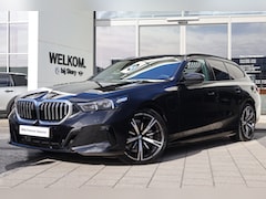BMW 5-serie Touring - 530e M Sport Automaat / Trekhaak / Harman Kardon / Adaptieve LED / Stoelverwarming / Parki