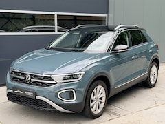 Volkswagen T-Roc - 1.5 TSI 150pk DSG Style Virtual Cockpit Ergo stoel Trekhaak Camera Stoelverwarming Massage