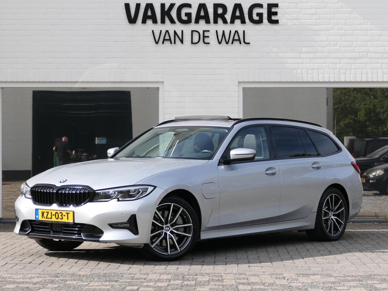 BMW 3-serie Touring - 330e High Executive | Shadow line | Panoramadak | Head-up display | M-sport stuur | Massag - AutoWereld.nl