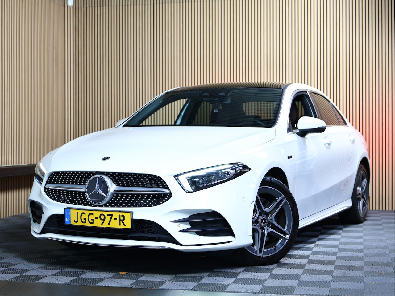 Mercedes-Benz A-klasse - 250 e Business AMG Line AVM CARPLAY PANO NAVI AUTOM CRUISE PDC CAM SFEER '20 - AutoWereld.nl