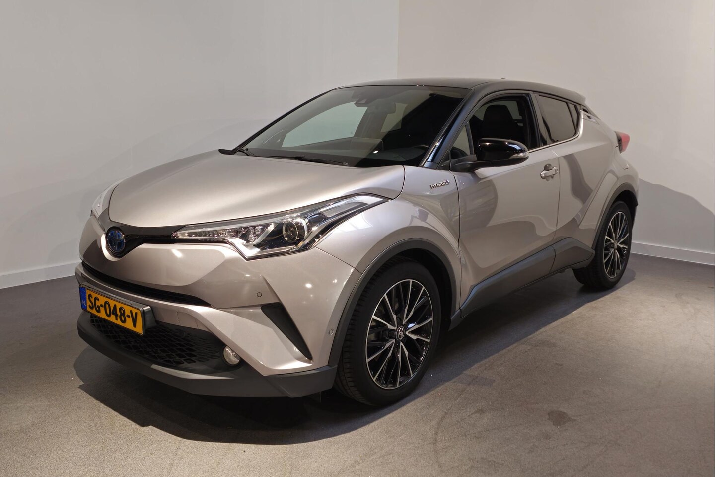 Toyota C-HR - 1.8 Hybrid Style Bi-Tone - Stoelverwarming - Adaptive Cruise - Dodehoekdetectie - JBL Audi - AutoWereld.nl