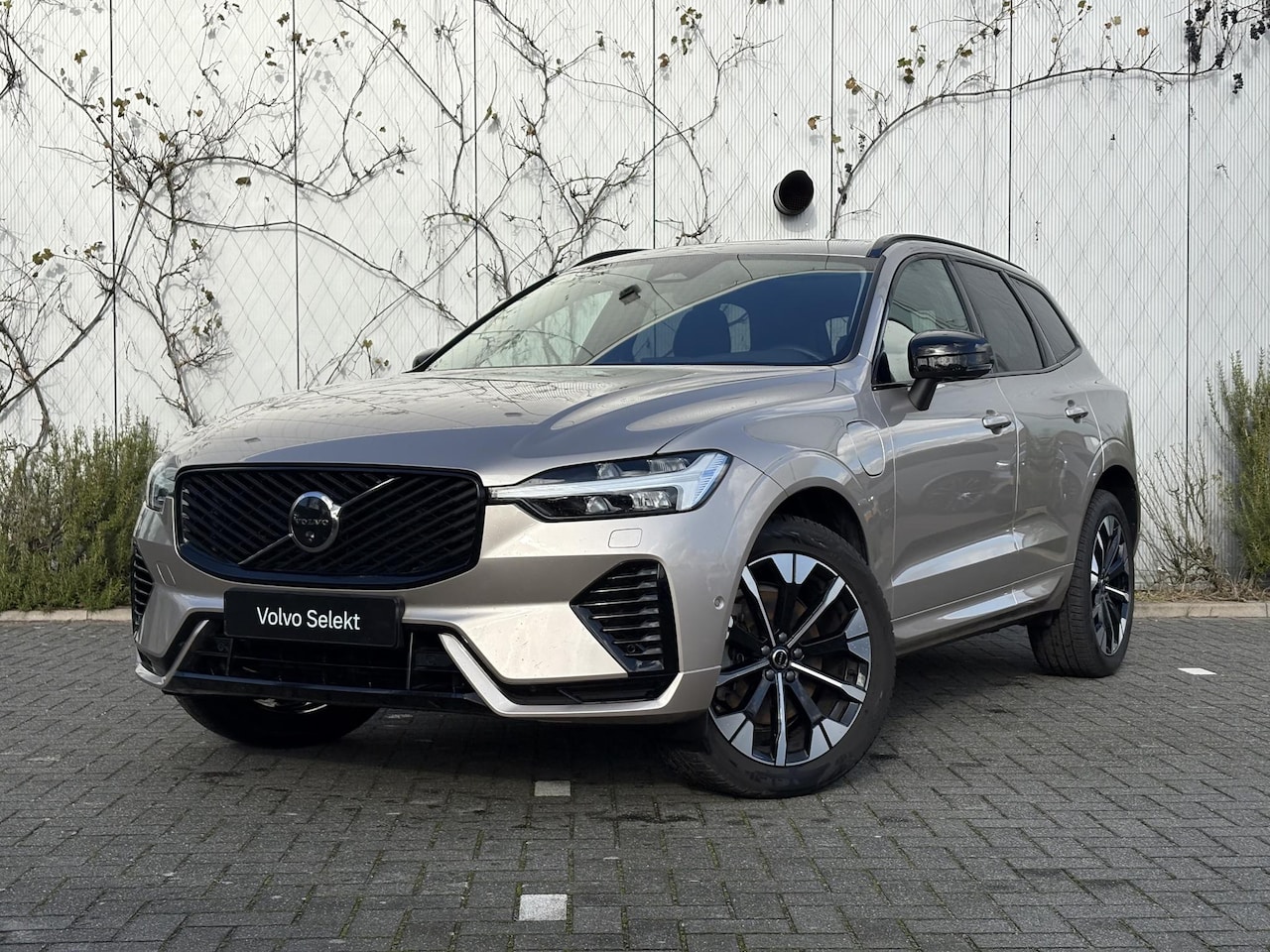 Volvo XC60 - 2.0 T6 Plug-in hybrid AWD Ultra Dark | SOH:100% | Trekhaak | Luchtvering | 360° Camera | H - AutoWereld.nl