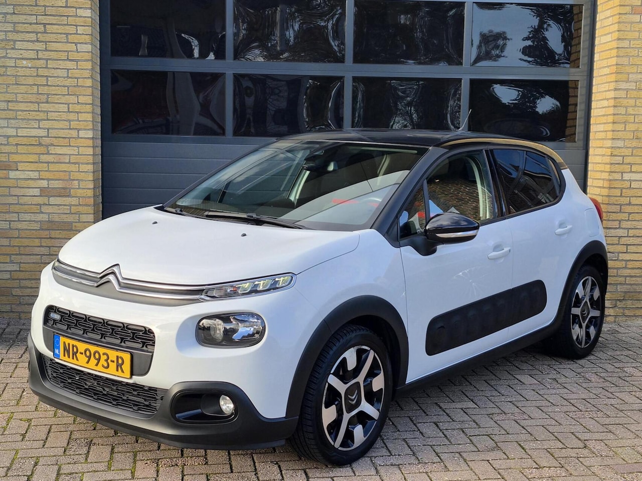 Citroën C3 - 1.2 PureTech S&S Shine | Navigatie | DAB+ | Camera - AutoWereld.nl