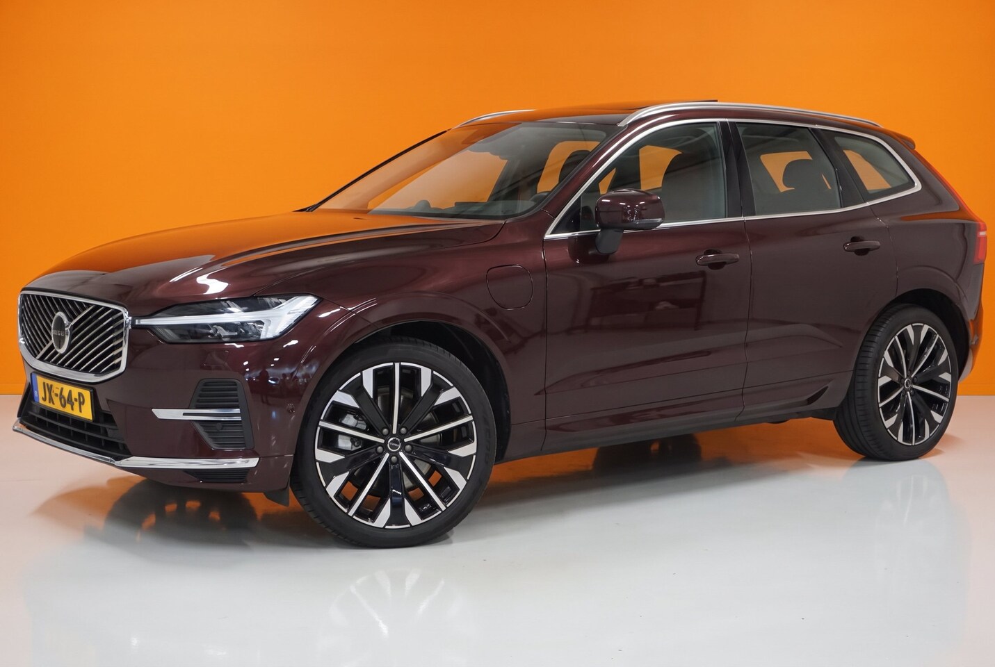 Volvo XC60 - T8 Ultra Exec. Ed. | Rood Leder! | B&W | Luchtvering | Pano | UNIEK!! | GeenImport! - AutoWereld.nl