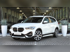 BMW X1 - sDrive18i Sport Line Automaat / Sportstoelen / Head-Up / Getint glas / Stoelverwarming / L