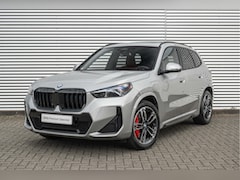 BMW X1 - xDrive25e M Sport Automaat / Panoramadak / Trekhaak / Sportstoelen / M Adaptief onderstel