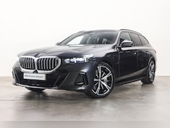 BMW 5-serie Touring - 550e xDrive M Sport Automaat / Trekhaak / Panoramadak / Comfortstoelen / Comfort Access /