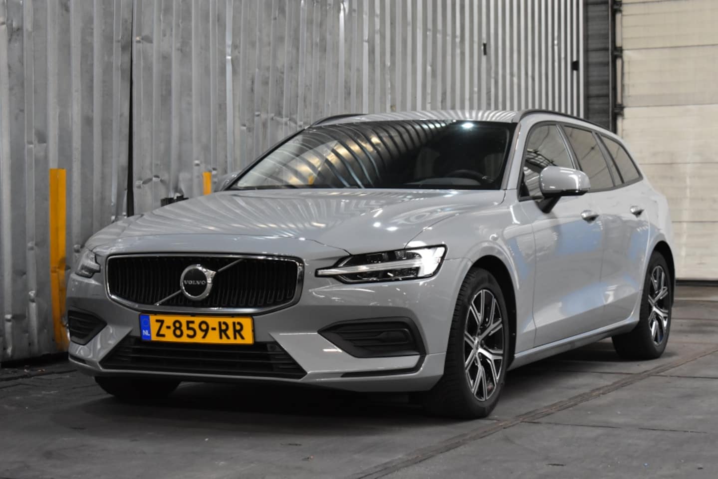 Volvo V60 - B4 197PK Essential Edition | BLIS | Trekhaak | Adaptieve Cruise | Getint Glas | - AutoWereld.nl