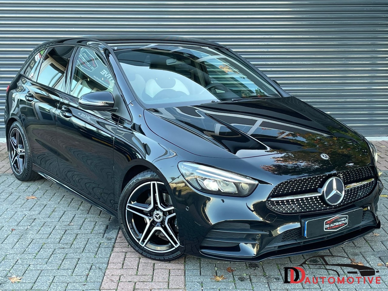 Mercedes-Benz B-klasse - 180 Premium AMG Pakket | Sfeerverlichting | Lane | Leder | Camera - AutoWereld.nl
