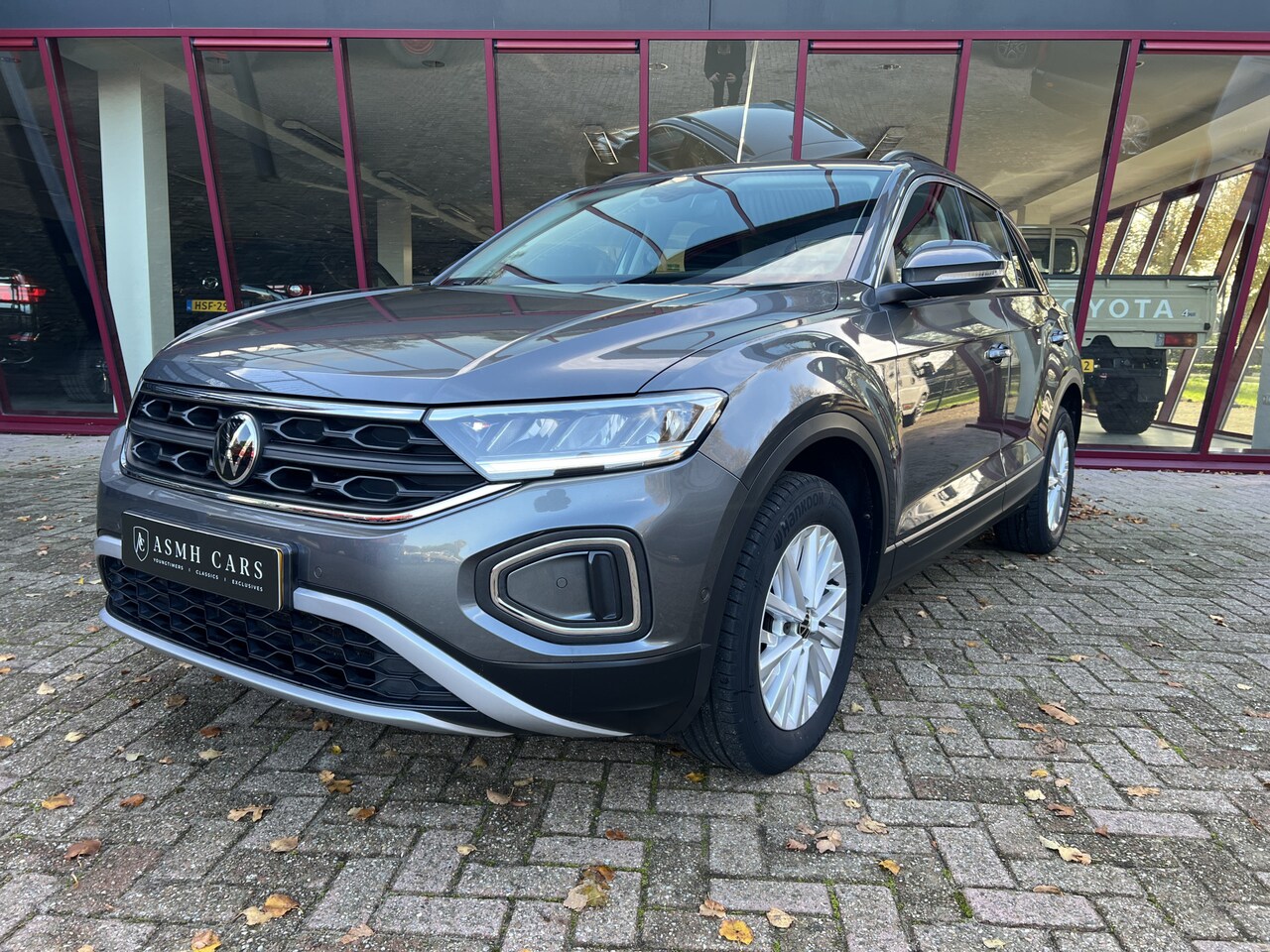 Volkswagen T-Roc - 1.5 TSI Life Business | ACC | Navi | Camera | Stoel/Stuurverw. | Trekhaak | PDC | - AutoWereld.nl