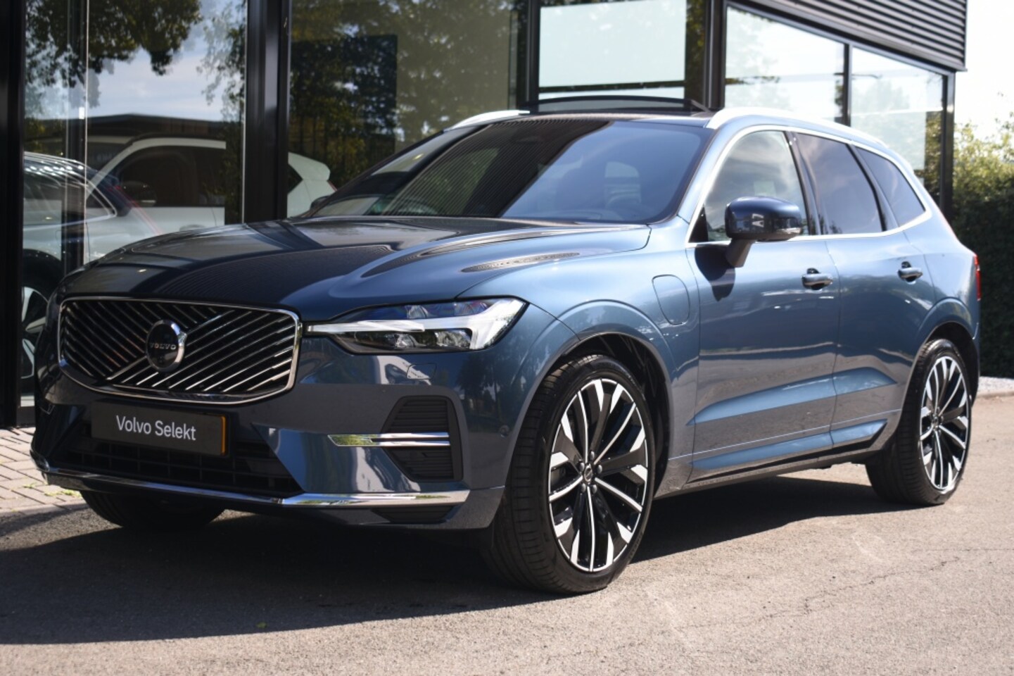 Volvo XC60 - T8 406pk AWD Ultra Bright Executive Edition | Trekhaak | Getint Glas - AutoWereld.nl