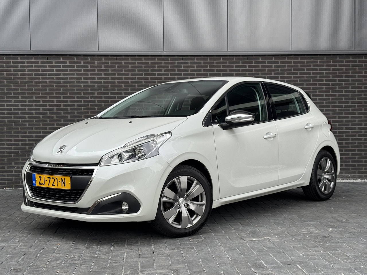 Peugeot 208 - 1.2 PureTech Blue Lease Allure 110pk | 6-bak | Navi | 5-deurs - AutoWereld.nl
