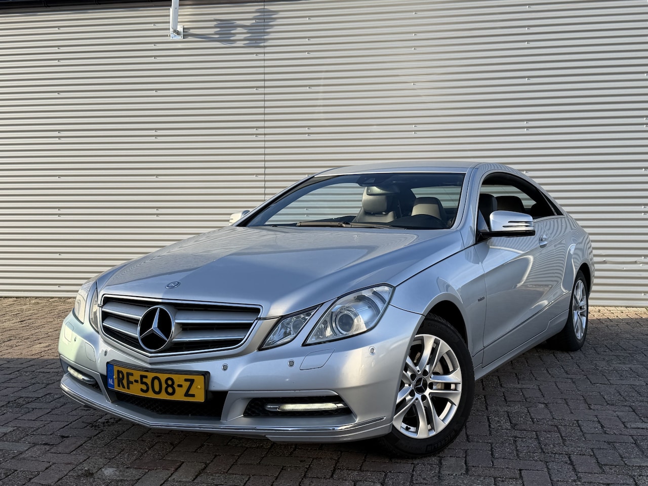 Mercedes-Benz E-klasse Coupé - 200 CGI Elegance | Nieuw Binnen! | Stoelverwarming | Half leder | Cruise - AutoWereld.nl
