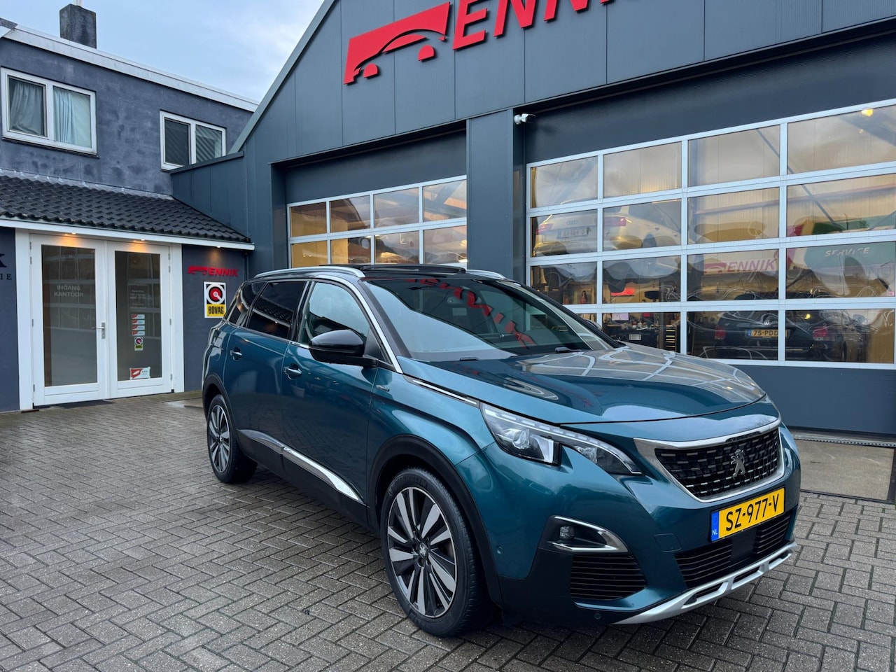Peugeot 5008 - 1.2 PureTech Blue Lease GT-Line / Pano / Leder / 7 Persoons . - AutoWereld.nl
