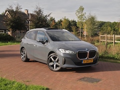 BMW 2-serie Active Tourer - 225e xDrive | Panoramadak | Harman Kardon | Camera| Sfeerverlichting | NL-Auto |