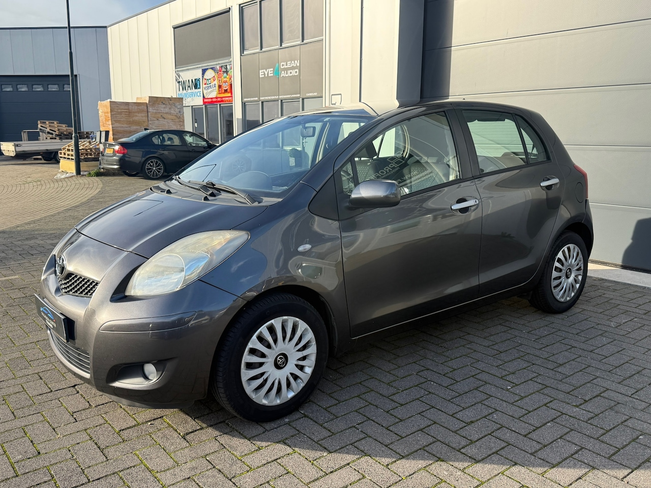 Toyota Yaris - 1.3 AIRCO | ELEKTR PAKKET | TREKHAAK | NAP | - AutoWereld.nl