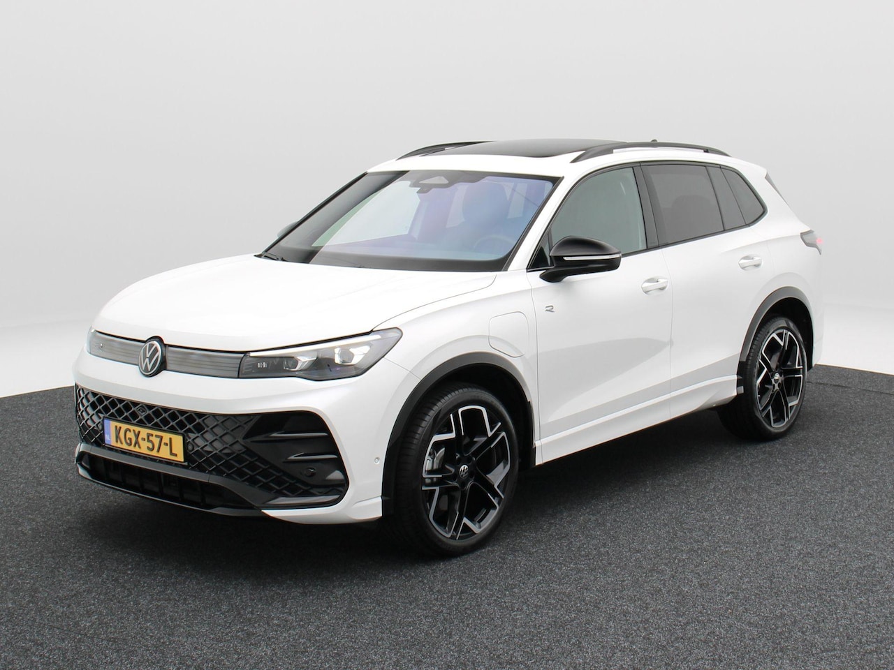 Volkswagen Tiguan - 1.5 eHybrid 272 Pk Automaat R-Line Edition | Black Style | Panoramadak | Stoelverwarming | - AutoWereld.nl