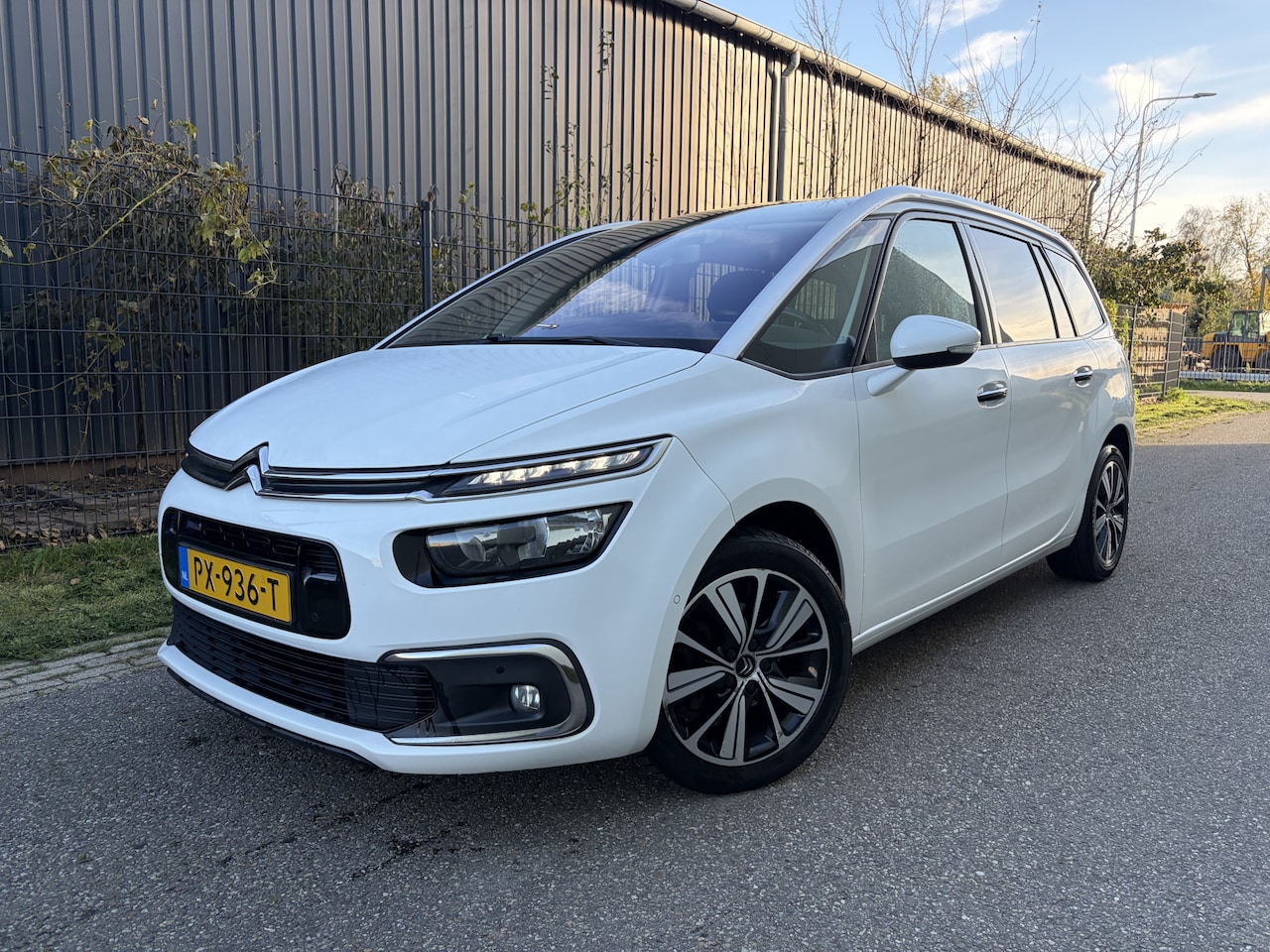 Citroën Grand C4 Picasso - 1.2 PureTech Business / NAVI / CRUISE / 7 PERSOONS / TREKHAAK - AutoWereld.nl