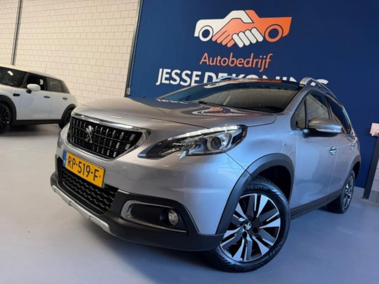 Peugeot 2008 - 1.2 PureTech Allure / bj.2018/ navigatie/camera/android/apple/half leder/climate/panoramad - AutoWereld.nl