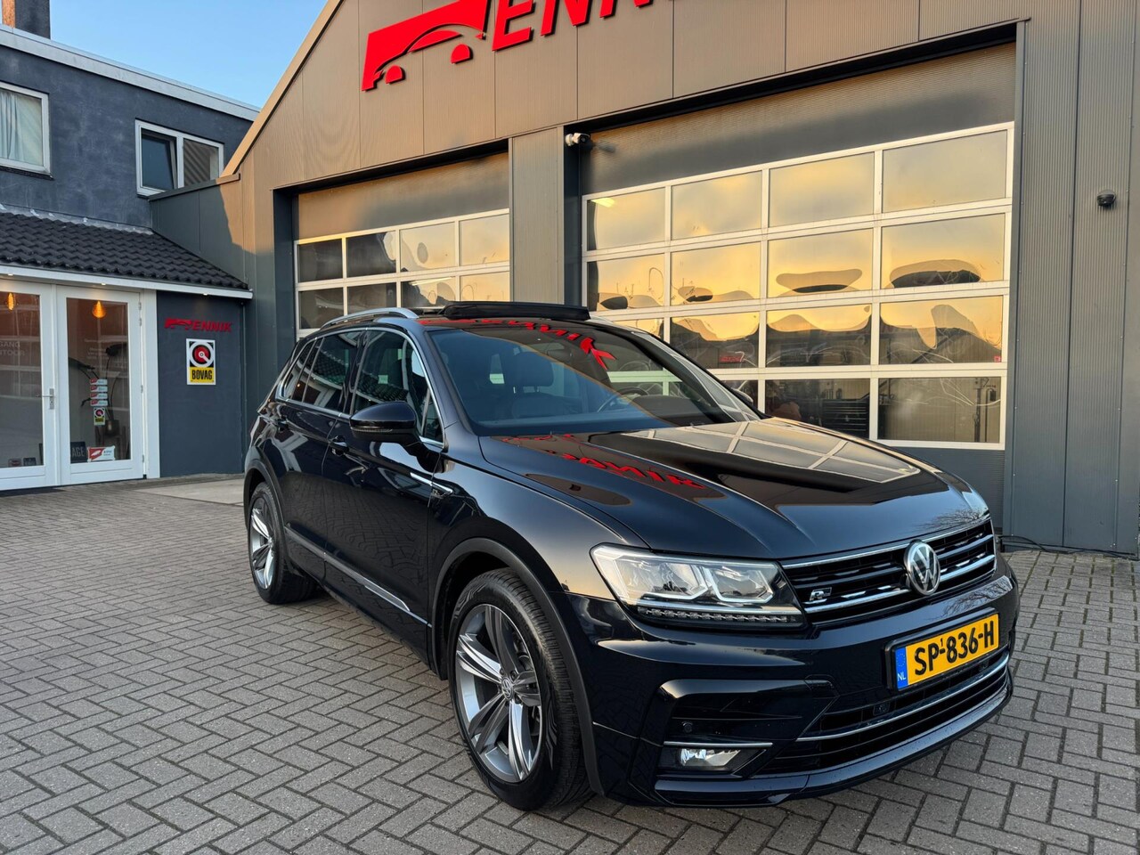 Volkswagen Tiguan - 1.4 TSI ACT Highline Business R-Line / Pano / Virtual / ACC / Leder / Trekhaak / Zeer Komp - AutoWereld.nl