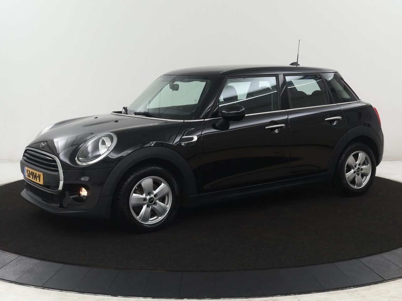 MINI 5-Deurs - 1.5 One First | Cruise control | Navigatie | Carplay | Airco - AutoWereld.nl